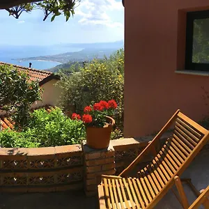 margots-house.taorminaitalyhotels.com/
